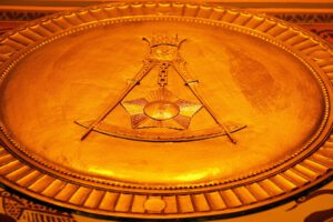 Labyrinth * Freimaurerinnen in Bremen * Freimaurerische Symbole Winkel und Zirkel als Sinnbild für die Aufnahme in die Weltbruderkette.